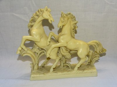- 2  CHEVAUX CABRES EN RESINE COULEUR CREME SANS MARQUE DECO XXe COLLECTION   D