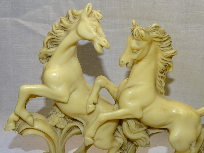 - 2  CHEVAUX CABRES EN RESINE COULEUR CREME SANS MARQUE DECO XXe COLLECTION   D