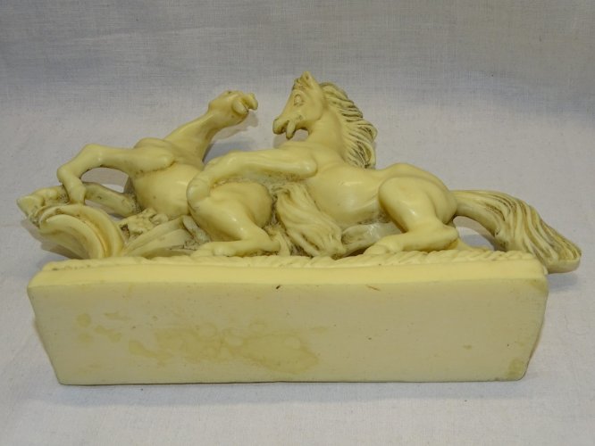 - 2  CHEVAUX CABRES EN RESINE COULEUR CREME SANS MARQUE DECO XXe COLLECTION   D