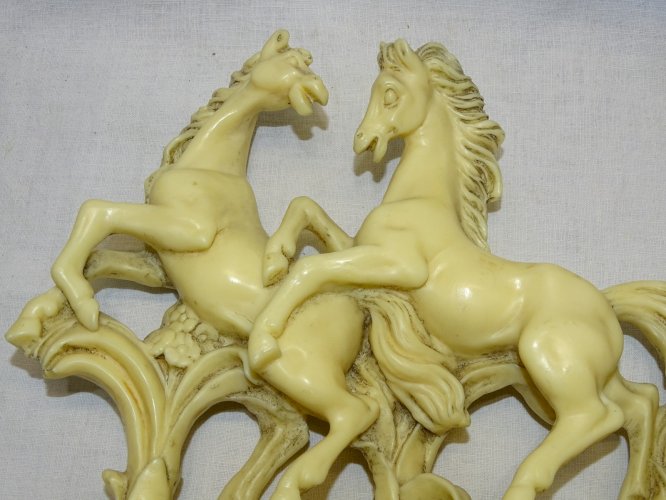 - 2  CHEVAUX CABRES EN RESINE COULEUR CREME SANS MARQUE DECO XXe COLLECTION   D