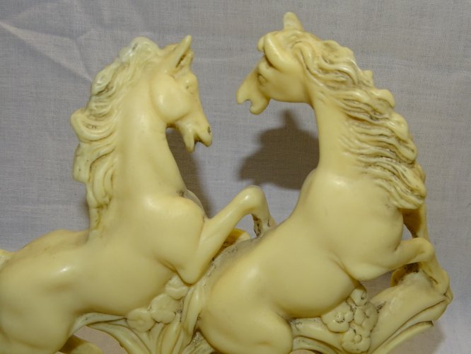 - 2  CHEVAUX CABRES EN RESINE COULEUR CREME SANS MARQUE DECO XXe COLLECTION   D