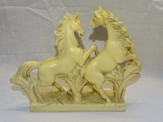 - 2  CHEVAUX CABRES EN RESINE COULEUR CREME SANS MARQUE DECO XXe COLLECTION   D