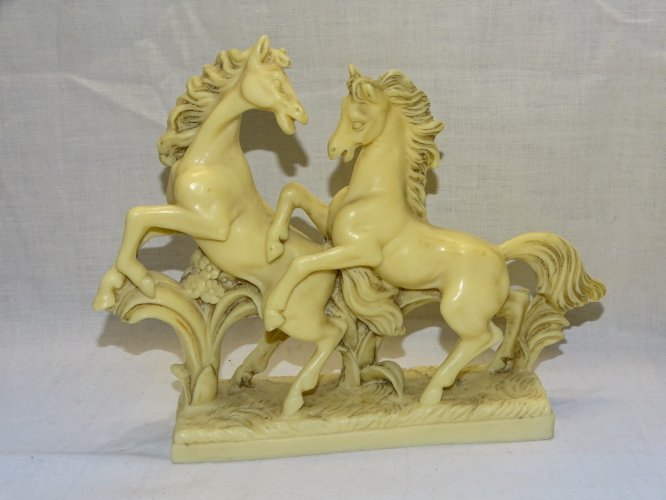 - 2  CHEVAUX CABRES EN RESINE COULEUR CREME SANS MARQUE DECO XXe COLLECTION   D