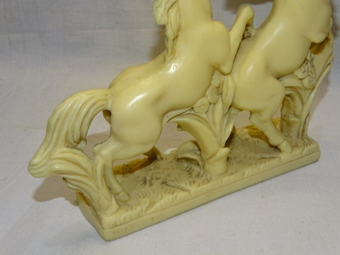 - 2  CHEVAUX CABRES EN RESINE COULEUR CREME SANS MARQUE DECO XXe COLLECTION   D