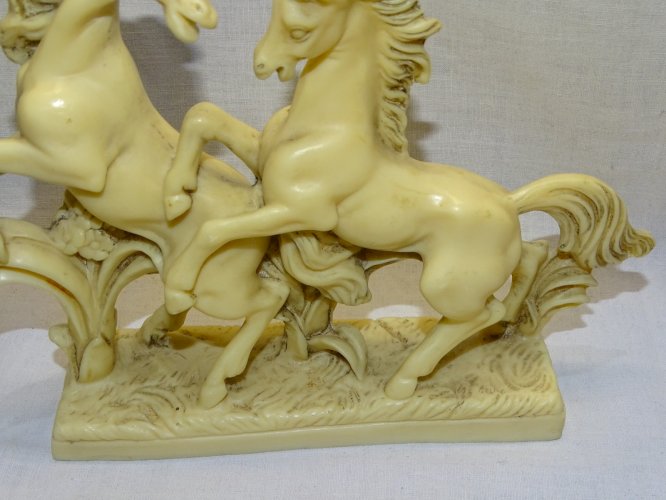 - 2  CHEVAUX CABRES EN RESINE COULEUR CREME SANS MARQUE DECO XXe COLLECTION   D