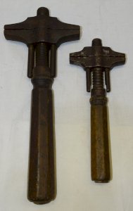 - 2 ENGLISH KEYS, OLD ADJUSTABLE WRENCHES, WOODEN HANDLES, A GOLDENBERG D