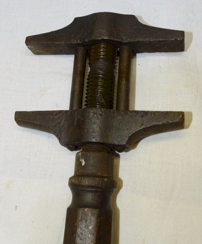 -2 CLES ANGLAISES CLES A MOLETTES ANCIENNES MANCHES BOIS UNE GOLDENBERG   D
