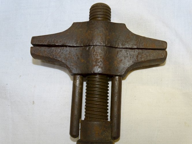 -2 CLES ANGLAISES CLES A MOLETTES ANCIENNES MANCHES BOIS UNE GOLDENBERG   D