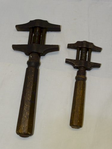 -2 CLES ANGLAISES CLES A MOLETTES ANCIENNES MANCHES BOIS UNE GOLDENBERG   D