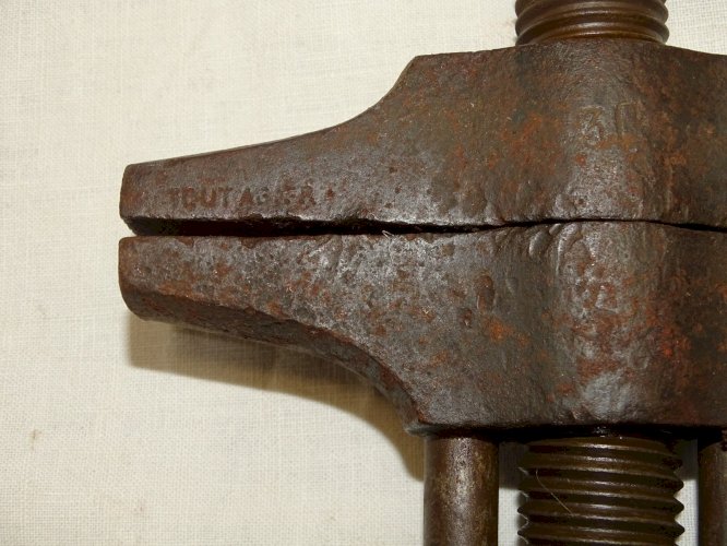 -2 CLES ANGLAISES CLES A MOLETTES ANCIENNES MANCHES BOIS UNE GOLDENBERG   D