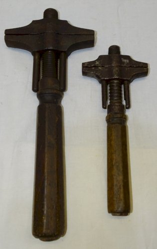 -2 CLES ANGLAISES CLES A MOLETTES ANCIENNES MANCHES BOIS UNE GOLDENBERG   D