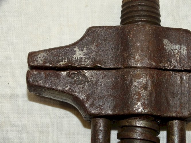-2 CLES ANGLAISES CLES A MOLETTES ANCIENNES MANCHES BOIS UNE GOLDENBERG   D