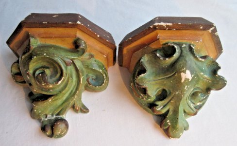 2 wall consoles in molded and painted plaster: one acanthus and one oak leaf.