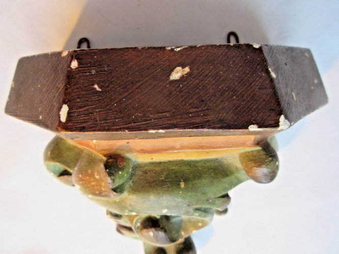 2 consoles murales en plâtre moulé et peint: une acanthe et une feuille de chêne