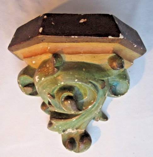 2 consoles murales en plâtre moulé et peint: une acanthe et une feuille de chêne