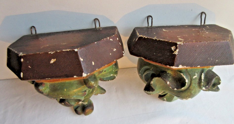 2 consoles murales en plâtre moulé et peint: une acanthe et une feuille de chêne