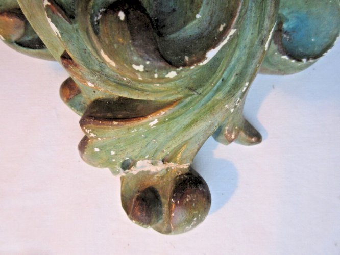 2 consoles murales en plâtre moulé et peint: une acanthe et une feuille de chêne