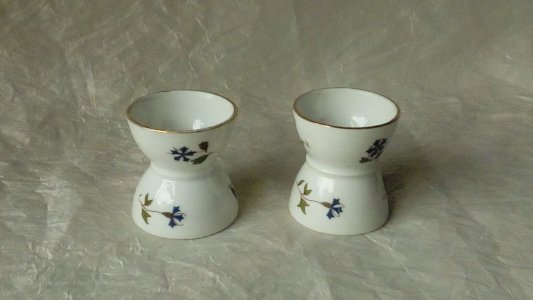 2 DIABOLO EGG CUPS IN PORCELAIN DECORATED WITH BARBEAUX*