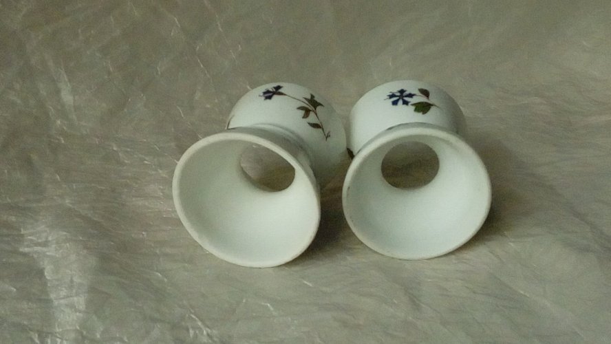 2 COQUETIERS DIABOLO EN PORCELAINE DECOR AUX BARBEAUX*