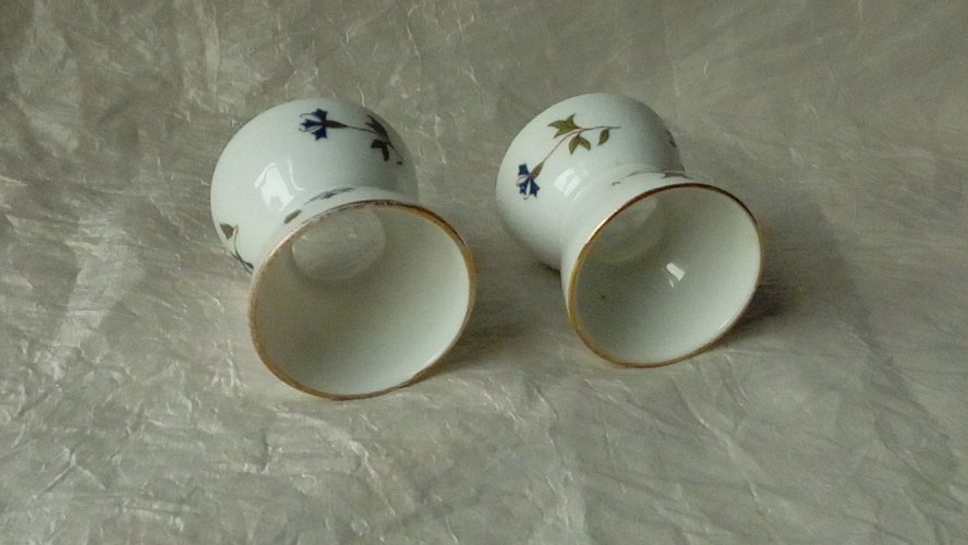 2 COQUETIERS DIABOLO EN PORCELAINE DECOR AUX BARBEAUX*