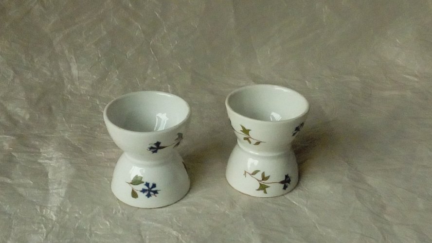2 COQUETIERS DIABOLO EN PORCELAINE DECOR AUX BARBEAUX*