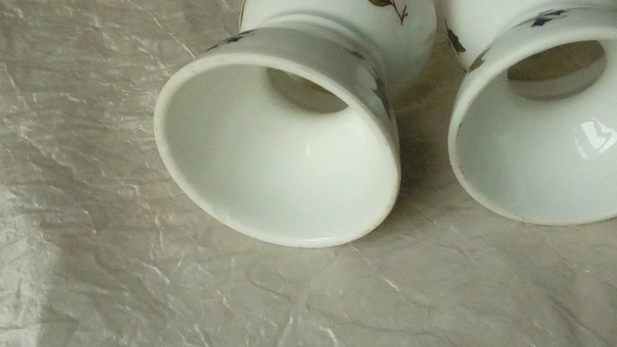 2 COQUETIERS DIABOLO EN PORCELAINE DECOR AUX BARBEAUX*