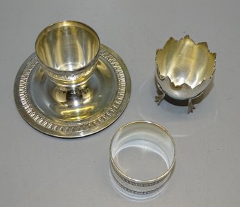 -2 COQUETIERS METAL Argenté sans marque et UN ROND DE SERVIETTE CHRISTOFLE   D