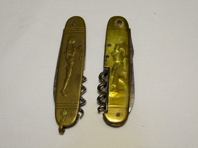 -2 COUTEAUX DE POCHE PRADEL PLAQUETTES LAITON COLLECTION VITRINE   D