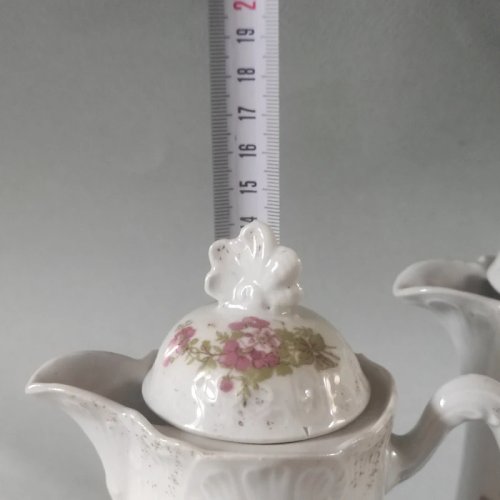 2 crémiers,pot à lait ,verseuses anciennes,  en porcelaine