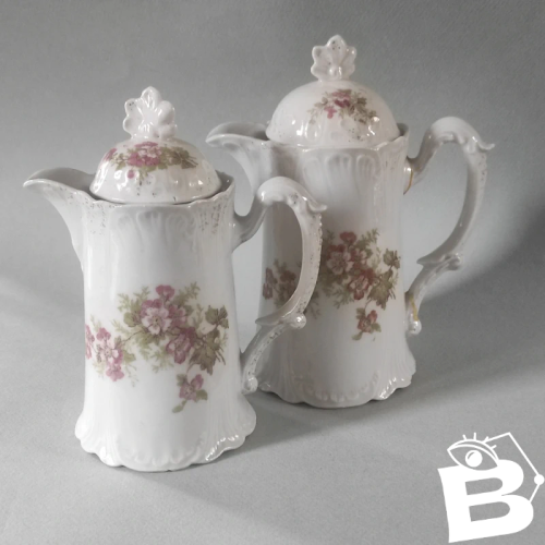 2 crémiers,pot à lait ,verseuses anciennes,  en porcelaine