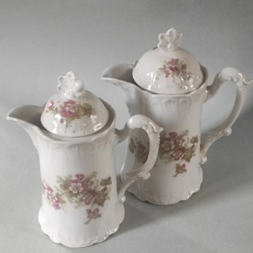 2 crémiers,pot à lait ,verseuses anciennes,  en porcelaine