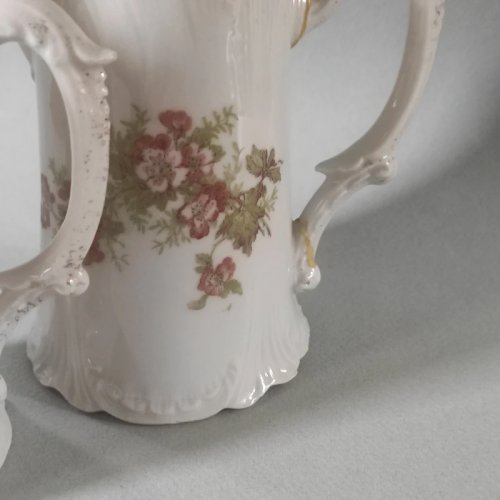 2 crémiers,pot à lait ,verseuses anciennes,  en porcelaine