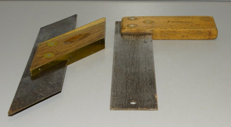 -2 EQUERRES ANCIENNES BOIS & METAL 1 MARQUEE GOLDENBERG & P POULAIN OUTILS   D