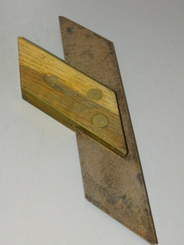 -2 EQUERRES ANCIENNES BOIS & METAL 1 MARQUEE GOLDENBERG & P POULAIN OUTILS   D