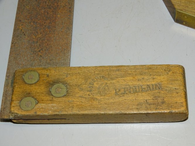 -2 EQUERRES ANCIENNES BOIS & METAL 1 MARQUEE GOLDENBERG & P POULAIN OUTILS   D