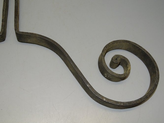 -2 EQUERRES FER FORGE AVEC UNE BELLE VOLUTE POUR FAIRE UNE BELLE ETAGERE  D