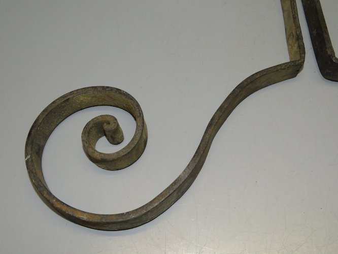 -2 EQUERRES FER FORGE AVEC UNE BELLE VOLUTE POUR FAIRE UNE BELLE ETAGERE  D