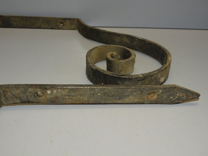 -2 EQUERRES FER FORGE AVEC UNE BELLE VOLUTE POUR FAIRE UNE BELLE ETAGERE  D