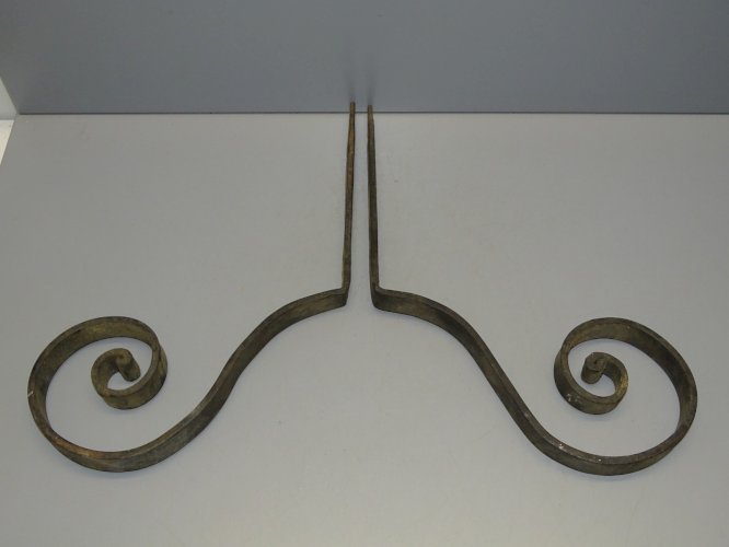 -2 EQUERRES FER FORGE AVEC UNE BELLE VOLUTE POUR FAIRE UNE BELLE ETAGERE  D