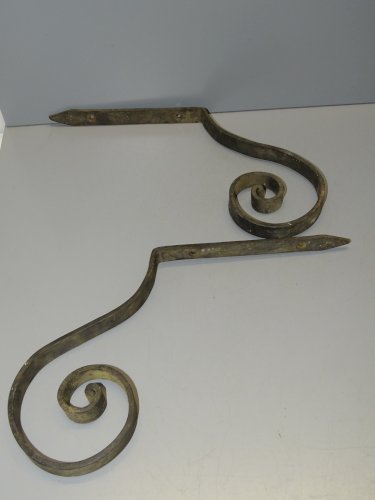 -2 EQUERRES FER FORGE AVEC UNE BELLE VOLUTE POUR FAIRE UNE BELLE ETAGERE  D