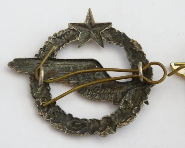 -2 INSIGNES BREVET ELEVE RADIO ARMEE de L'AIR COLLECTION MILITARIA VITRINE    D