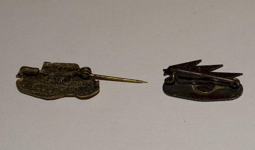 -2 INSIGNES TROUPES MOTORISEES CHARS de COMBAT COLLECTION MILITARIA VITRINE   D
