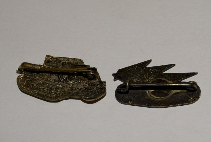 -2 INSIGNES TROUPES MOTORISEES CHARS de COMBAT COLLECTION MILITARIA VITRINE   D