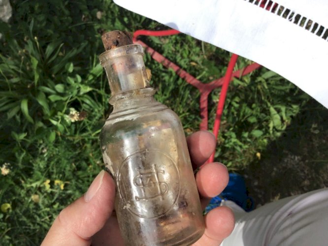 2 joli Flacon Ancien Eau de Cologne  VÉTIVER ET BRILLANTINE 