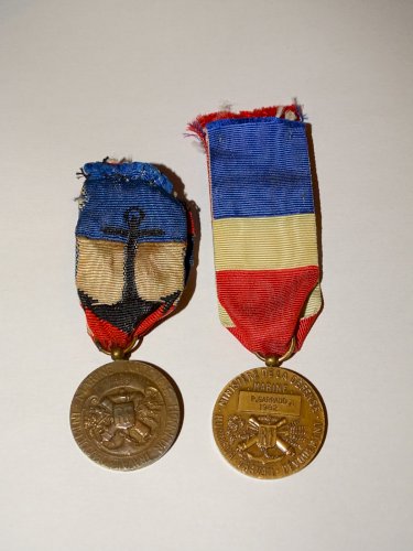 -2 MEDAILLES MARINE NATIONALE avec RUBANS  COLLECTION MILITARIA VITRINE    D