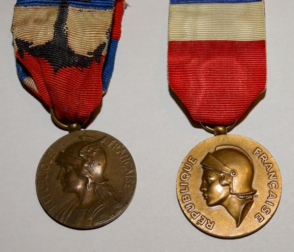 -2 MEDAILLES MARINE NATIONALE avec RUBANS  COLLECTION MILITARIA VITRINE    D