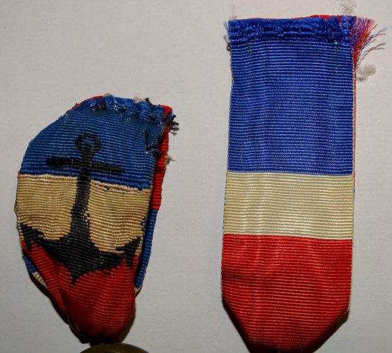 -2 MEDAILLES MARINE NATIONALE avec RUBANS  COLLECTION MILITARIA VITRINE    D