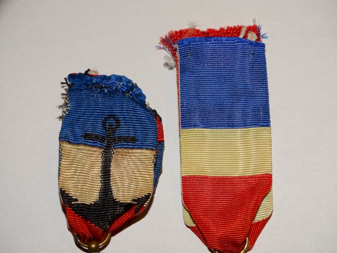 -2 MEDAILLES MARINE NATIONALE avec RUBANS  COLLECTION MILITARIA VITRINE    D