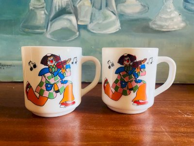 2 vintage Arcopal clown mugs
