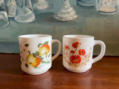 2 vintage Arcopal mugs